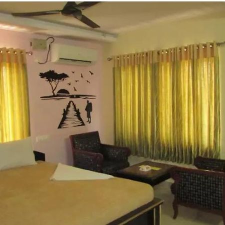 Maruthi Residency Inn & Restaurant Hyderabad Esterno foto